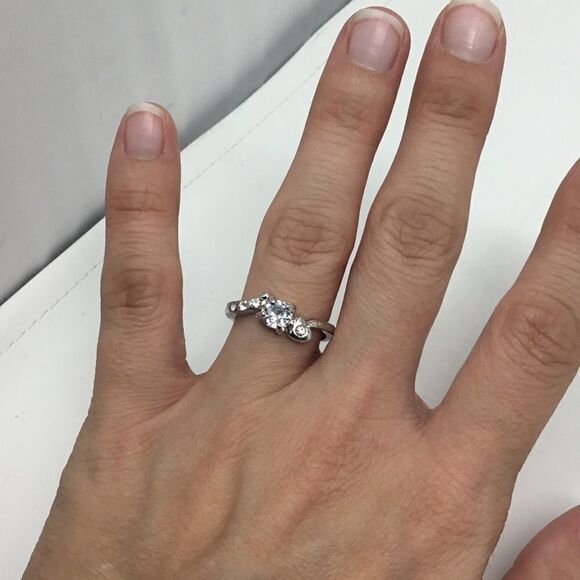 Round Cubic Ziconia with Heart Fashion Ring (H15) - Picture 1 of 8